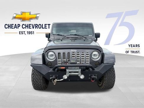 Used 2017 Jeep Wrangler Sahara w/ Connectivity Group AWD/4WD image 8