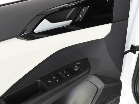 Certified 2025 Volkswagen Taos S FWD image 12