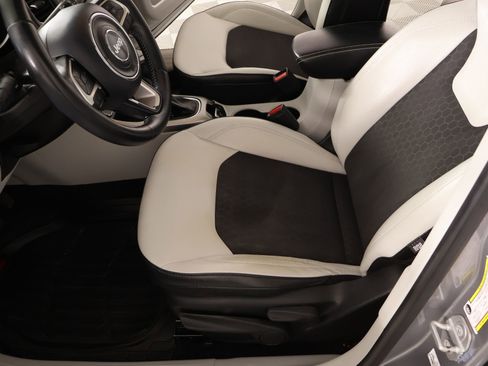 Used 2018 Jeep Compass Latitude FWD image 10