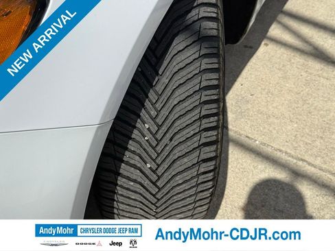 Used 2017 Ford Fusion SE w/ Fusion SE Technology Package FWD image 11