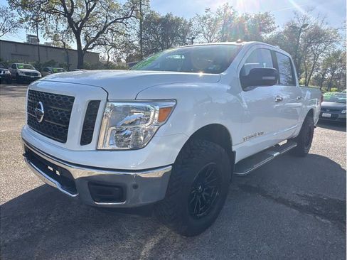 Used 2019 Nissan Titan SV w/ SV Convenience Package image 3