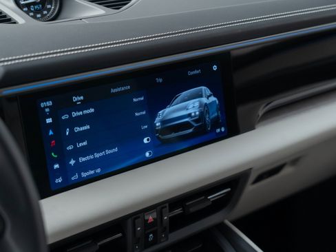 Certified 2025 Porsche Macan Electric image 26