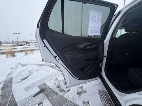 Used 2024 GMC Terrain SLE image 25