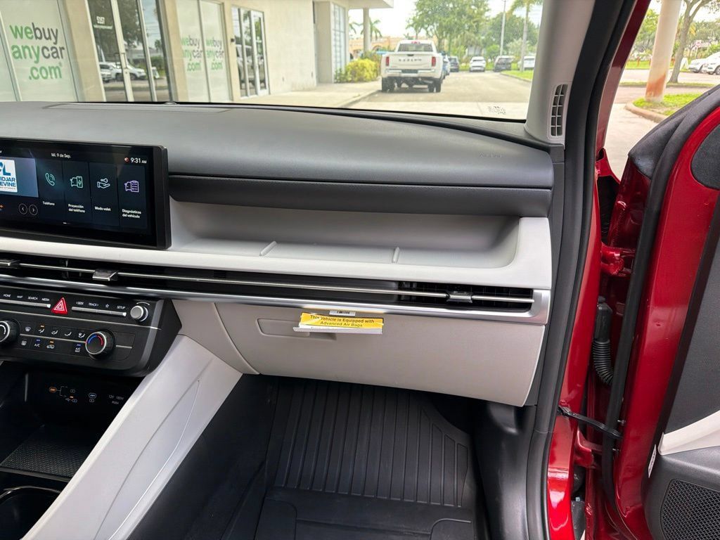 Used 2025 Hyundai Tucson SE FWD image 30