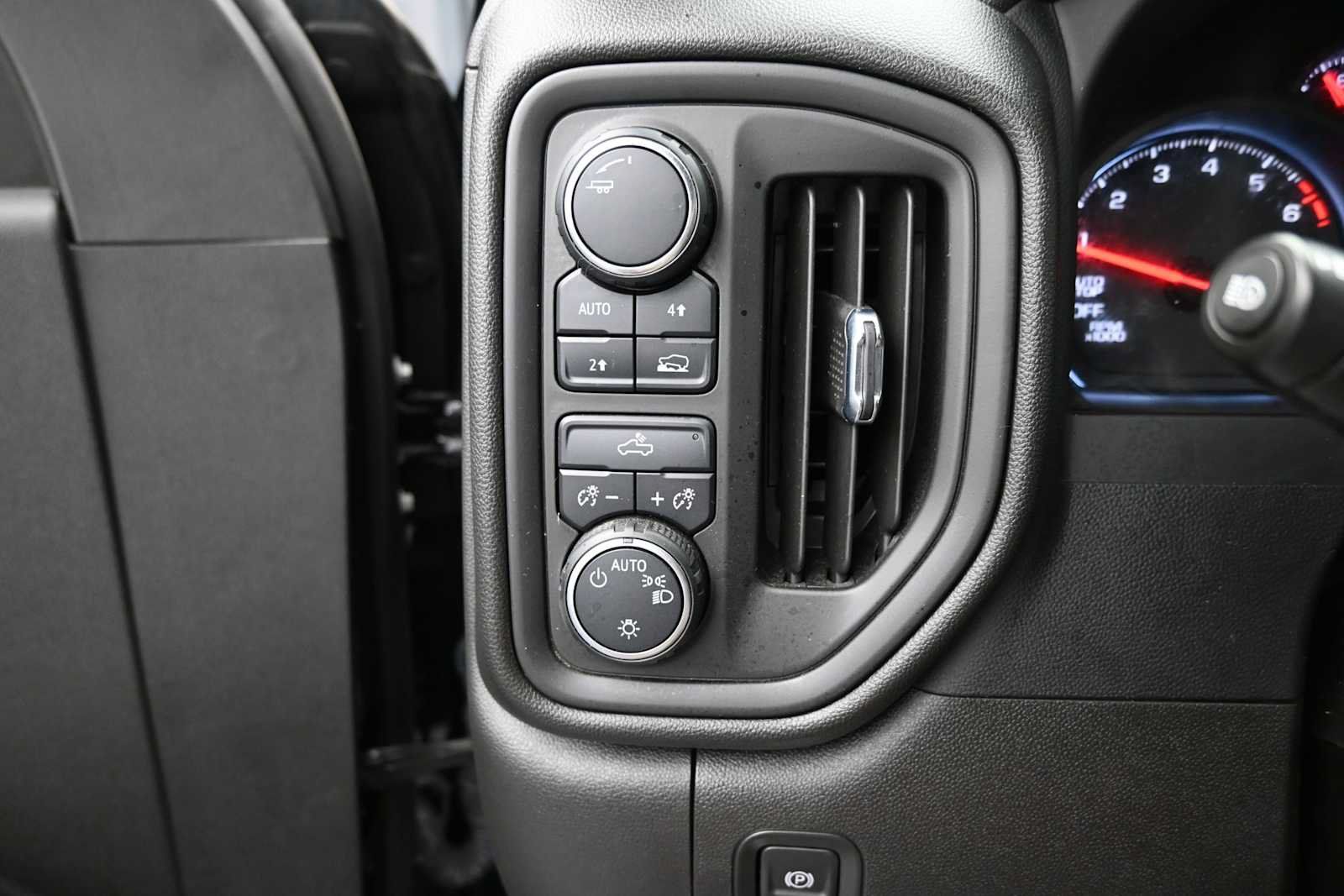 Used 2023 Chevrolet Silverado 1500 Custom AWD/4WD image 9