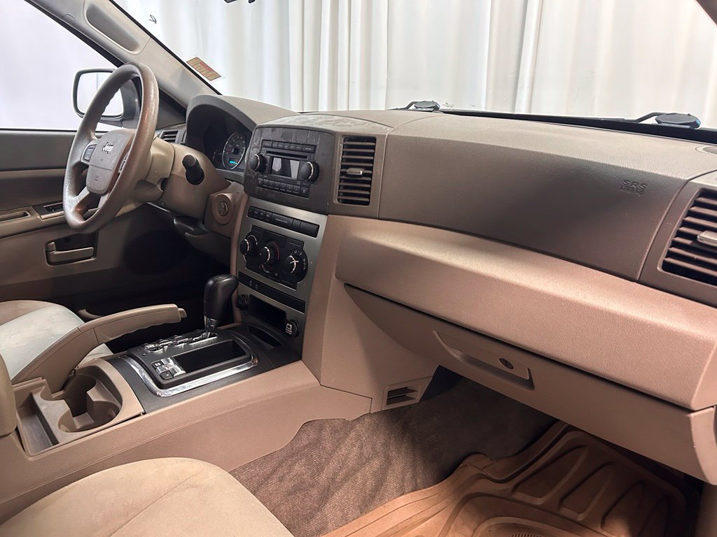 Used 2007 Jeep Grand Cherokee Laredo w/ Sun/Sound Group AWD/4WD image 21