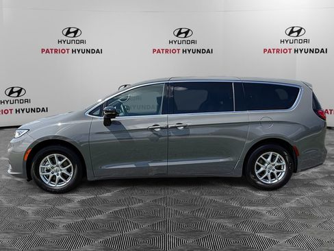 Used 2025 Chrysler Pacifica Select FWD image 6