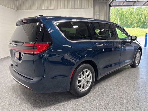Used 2023 Chrysler Pacifica Touring-L FWD image 7