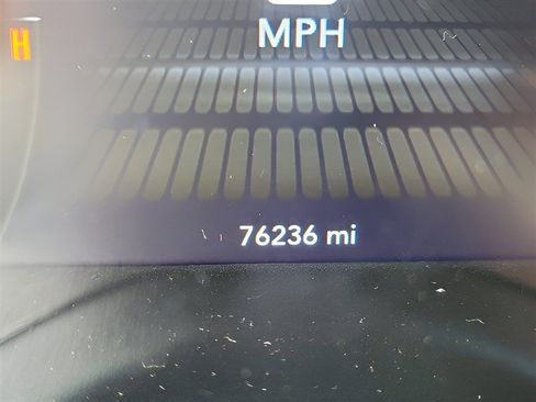 Used 2023 Dodge Challenger SXT RWD image 20