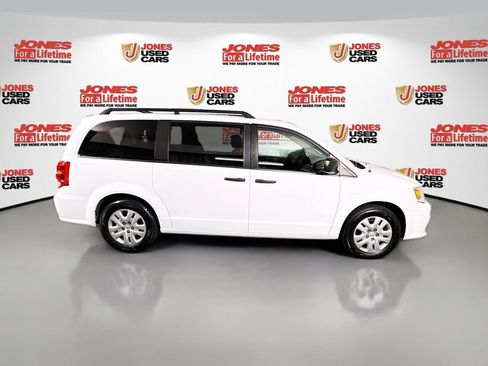 Used 2019 Dodge Grand Caravan SE w/ UConnect Hands-Free Group FWD image 17