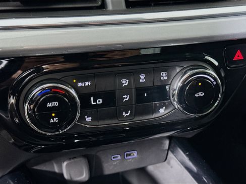 Used 2025 Chevrolet Trax LT w/ LT Convenience Package image 22