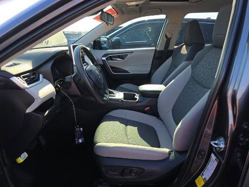 Used 2025 Toyota RAV4 XLE w/ Convenience Package FWD image 5