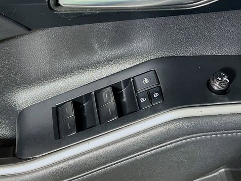 Used 2022 Toyota Highlander XLE AWD/4WD image 17