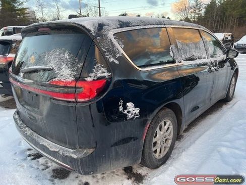 Certified 2024 Chrysler Pacifica Touring-L image 3