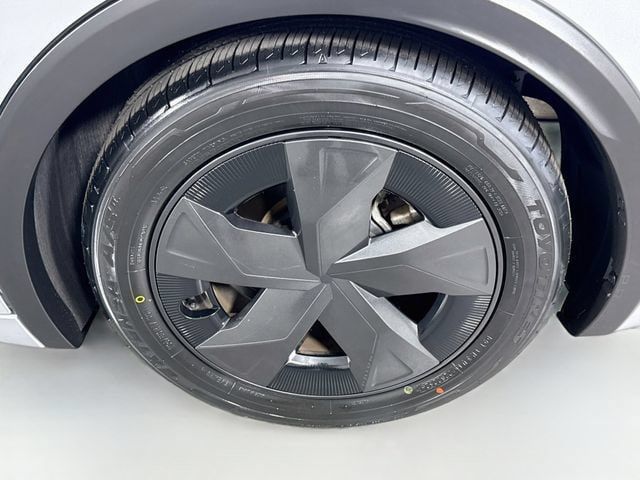 Certified 2025 Toyota Prius LE FWD image 30