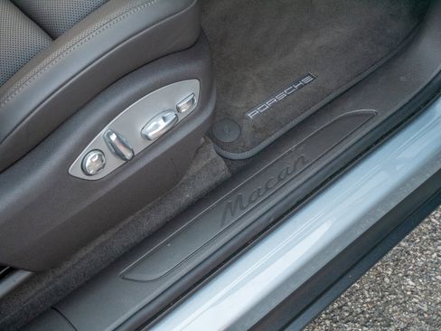 Used 2023 Porsche Macan image 32