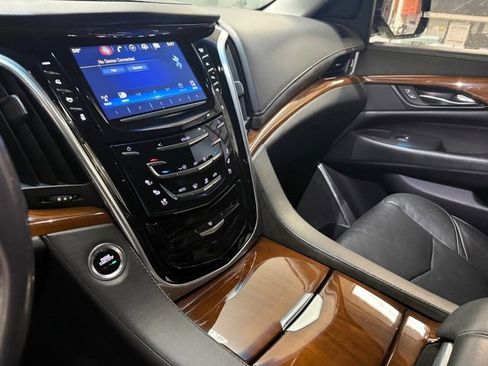 Used 2019 Cadillac Escalade Luxury image 17