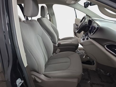 Used 2017 Chrysler Pacifica Touring w/ Tire & Wheel Group FWD image 10