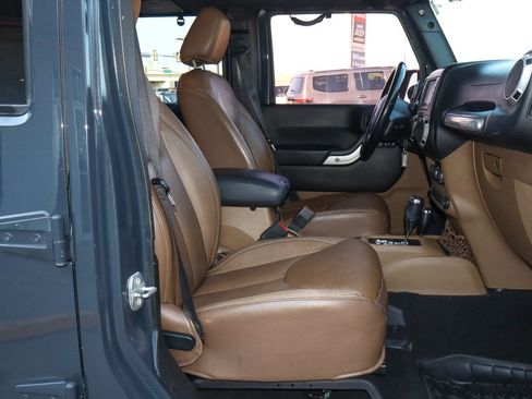Used 2016 Jeep Wrangler Unlimited Sahara w/ Connectivity Group AWD/4WD image 26