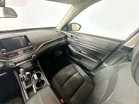 Used 2024 Nissan Altima 2.5 SV image 11