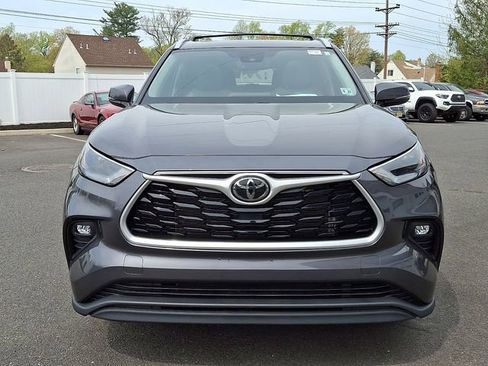 Used 2022 Toyota Highlander XLE image 2