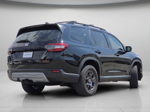 Used 2025 Honda Pilot TrailSport image 25