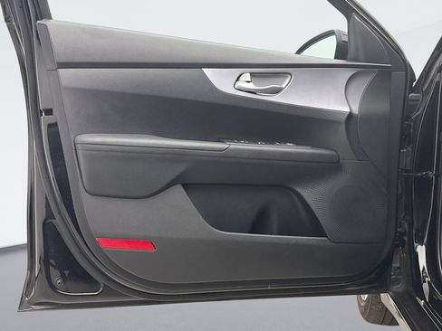 Used 2023 Kia Forte LXS image 9