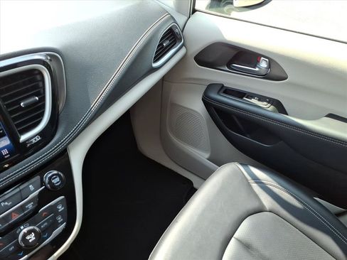 Used 2024 Chrysler Pacifica Limited FWD image 36