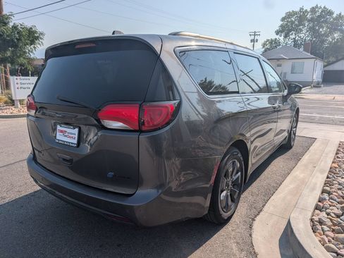 Used 2020 Chrysler Pacifica Limited w/ Advanced Safetytec Group FWD image 5
