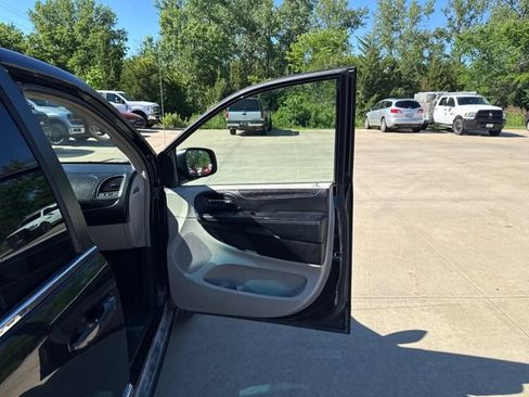 Used 2015 Chrysler Town & Country Touring FWD image 22