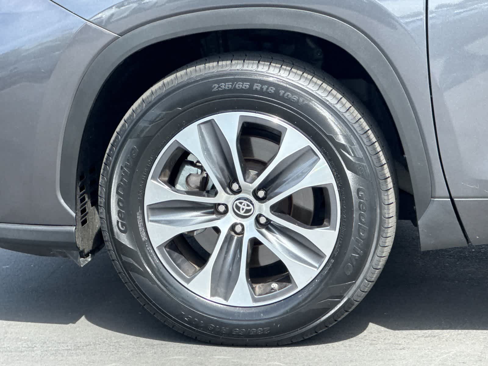 Used 2023 Toyota Highlander XLE FWD image 32