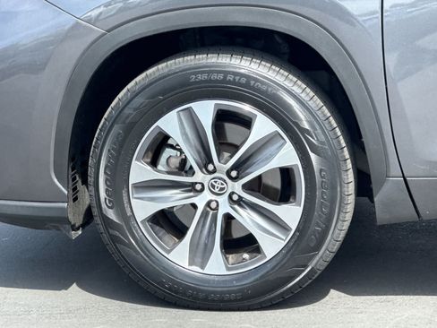 Used 2023 Toyota Highlander XLE FWD image 32