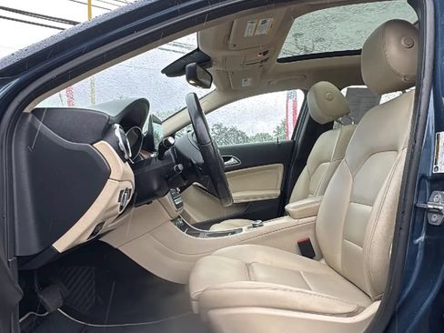 Used 2019 Mercedes-Benz GLA 250 4MATIC w/ Premium Package image 11