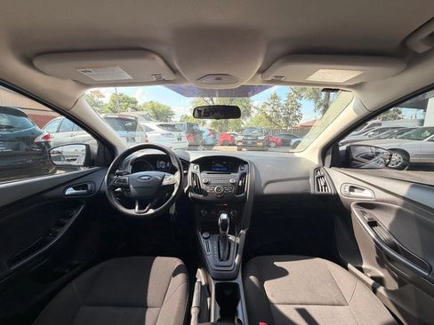 Used 2015 Ford Focus SE FWD image 2