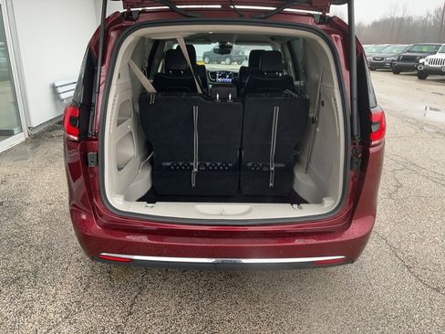 Used 2023 Chrysler Pacifica Touring-L image 14