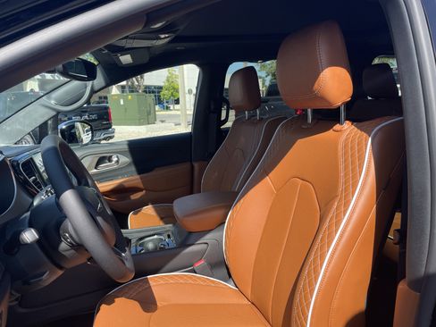 New 2026 Chrysler Pacifica Pinnacle image 14