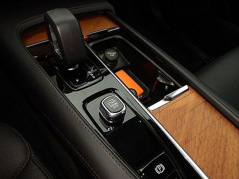 Certified 2025 Volvo XC90 B6 Plus image 24