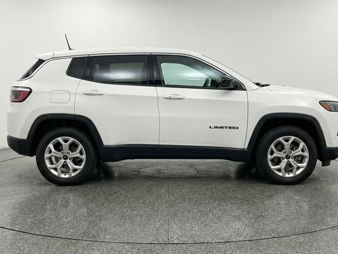 Used 2025 Jeep Compass Latitude AWD/4WD image 11