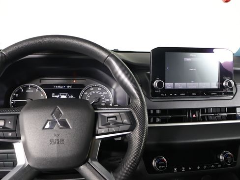 Used 2024 Mitsubishi Outlander ES image 16