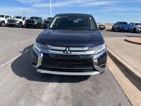 Used 2018 Mitsubishi Outlander ES image 2