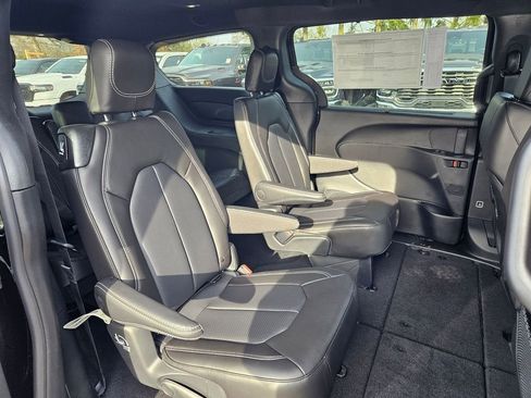 New 2026 Chrysler Pacifica Select image 18