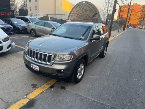Used 2013 Jeep Grand Cherokee Laredo image 2