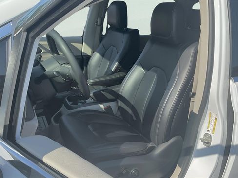 Used 2024 Chrysler Pacifica Select image 29