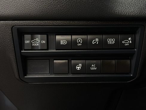 Used 2025 Toyota Tundra Limited AWD/4WD image 29