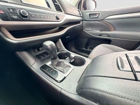 Used 2019 Toyota Highlander LE FWD image 15