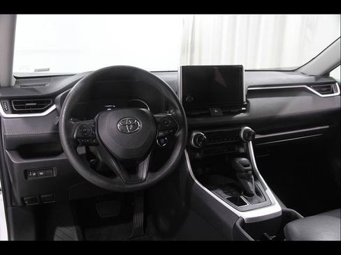 Used 2025 Toyota RAV4 XLE AWD/4WD image 6