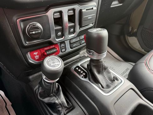 Used 2025 Jeep Wrangler Rubicon AWD/4WD image 34