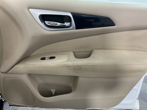Used 2014 Nissan Pathfinder S image 13