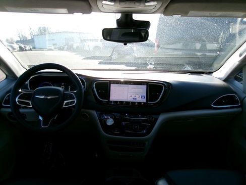 Certified 2024 Chrysler Pacifica Touring-L image 14