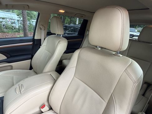 Used 2017 Toyota Highlander Limited Platinum FWD image 18